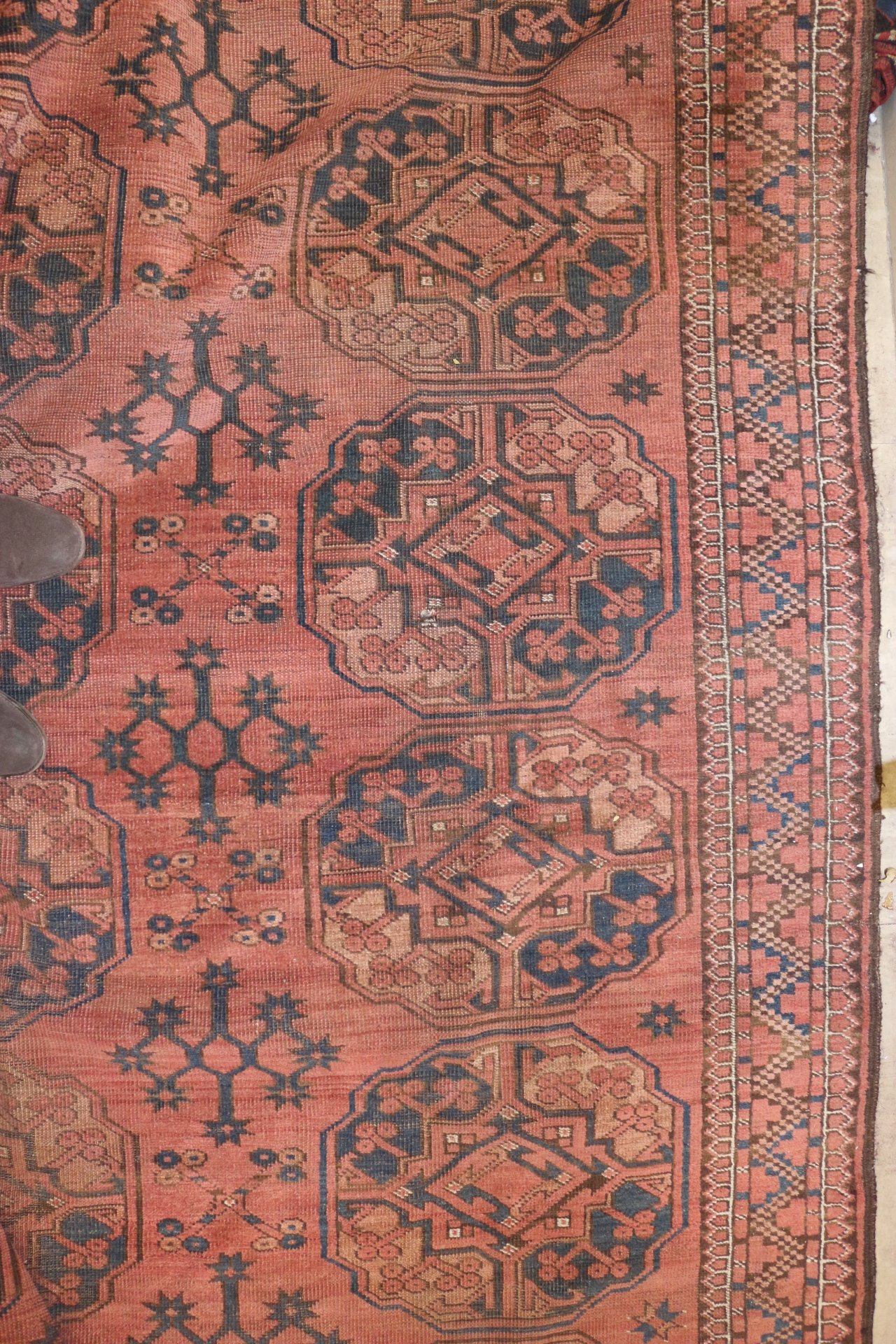 Turkmenistán nebo západní Afganistán, konec 19. - poč. 20. stol. - Turkmenský koberec ersari, dříve zvaný afgán