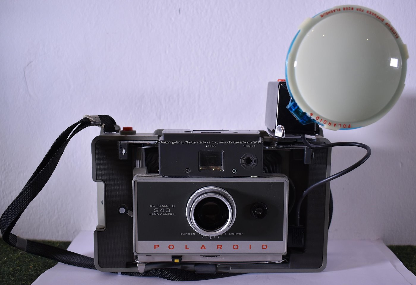 . - Polaroid - Automatic 340 Land camera a přídavný blesk model 268