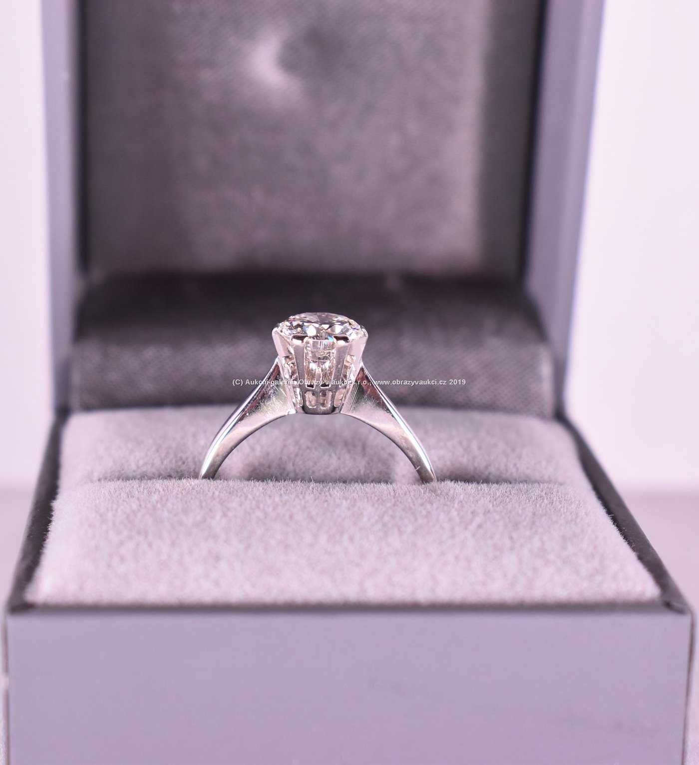 . - Prsten s přírodním diamantem, zlato 750/1000, celková hmotnost 3,15g