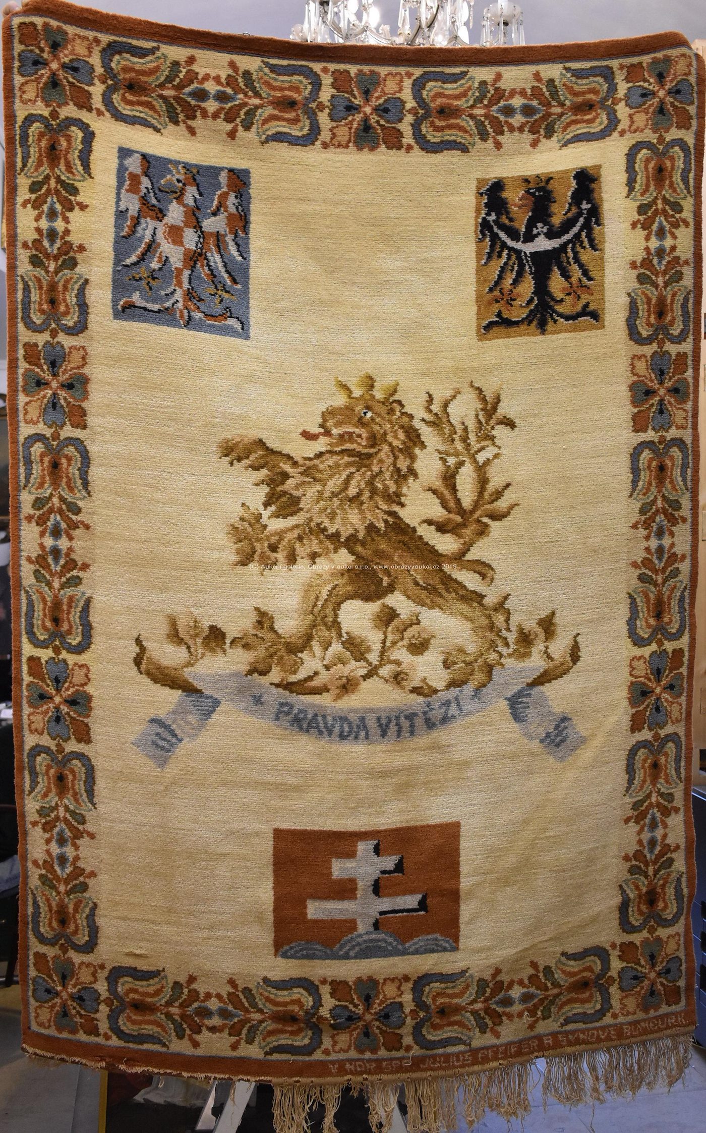 Julius Pfeifer a synové Rumburk - Závěsný koberec s velkým státním znakem