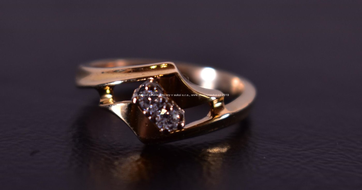 . - Prsten se 2 brilianty, zlato 585/1000, hrubá hmotnost 3,40g