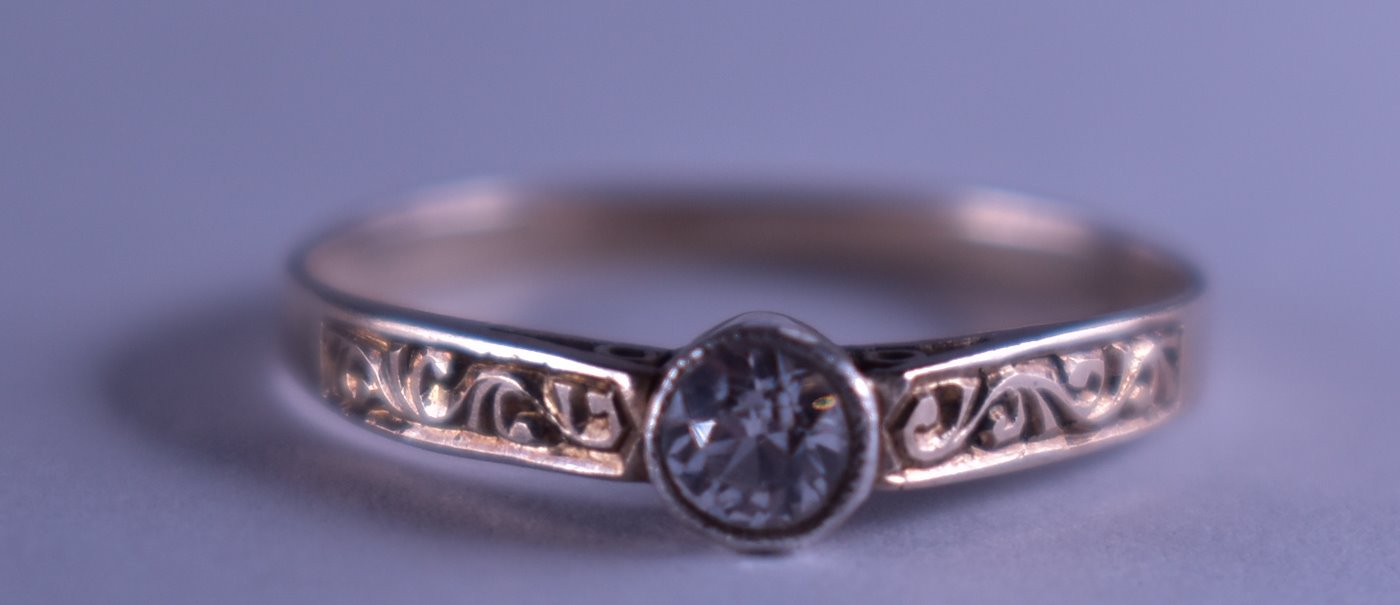 . - Prsten s přírodním leukosafírem, zlato 585/1000, značeno platnou puncovní značkou č. 4 Au - čejka, hrubá hmotnost 1,55 g