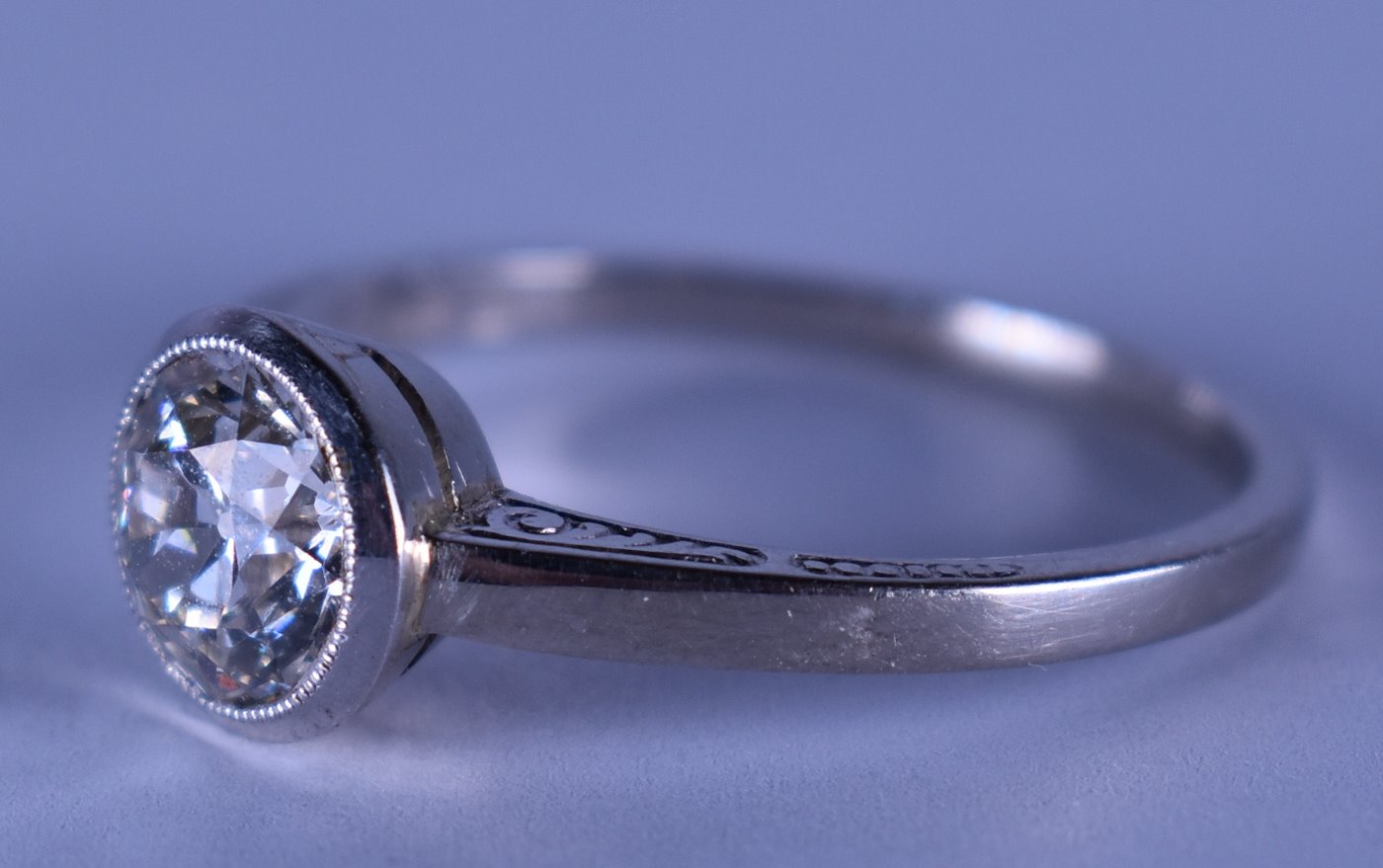 . - Zlatý prsten s diamantem solitér (cca 1.35 ct.), zlato 585/1000, punc lvíček, celková hmotnost 3,2 g