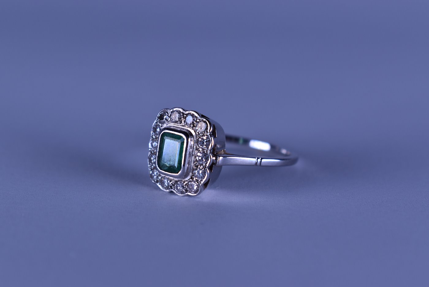 Prsten s brilianty a smaragdem - Prsten zlato 750/1000, s brilianty 0,70 ct a smaragdem 0,50 ct, hrubá hmotnost 3,75 g