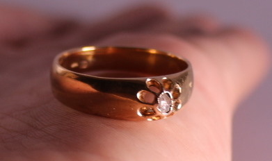 . - Prsten, zlato 585/1000, hrubá hmotnost 3,70 g