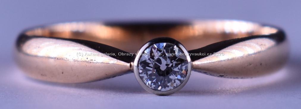 . - Prsten s briliantem, zlato 580/1000, značeno platnou puncovní značkou Z-58, hrubá hmotnost 2,45 g