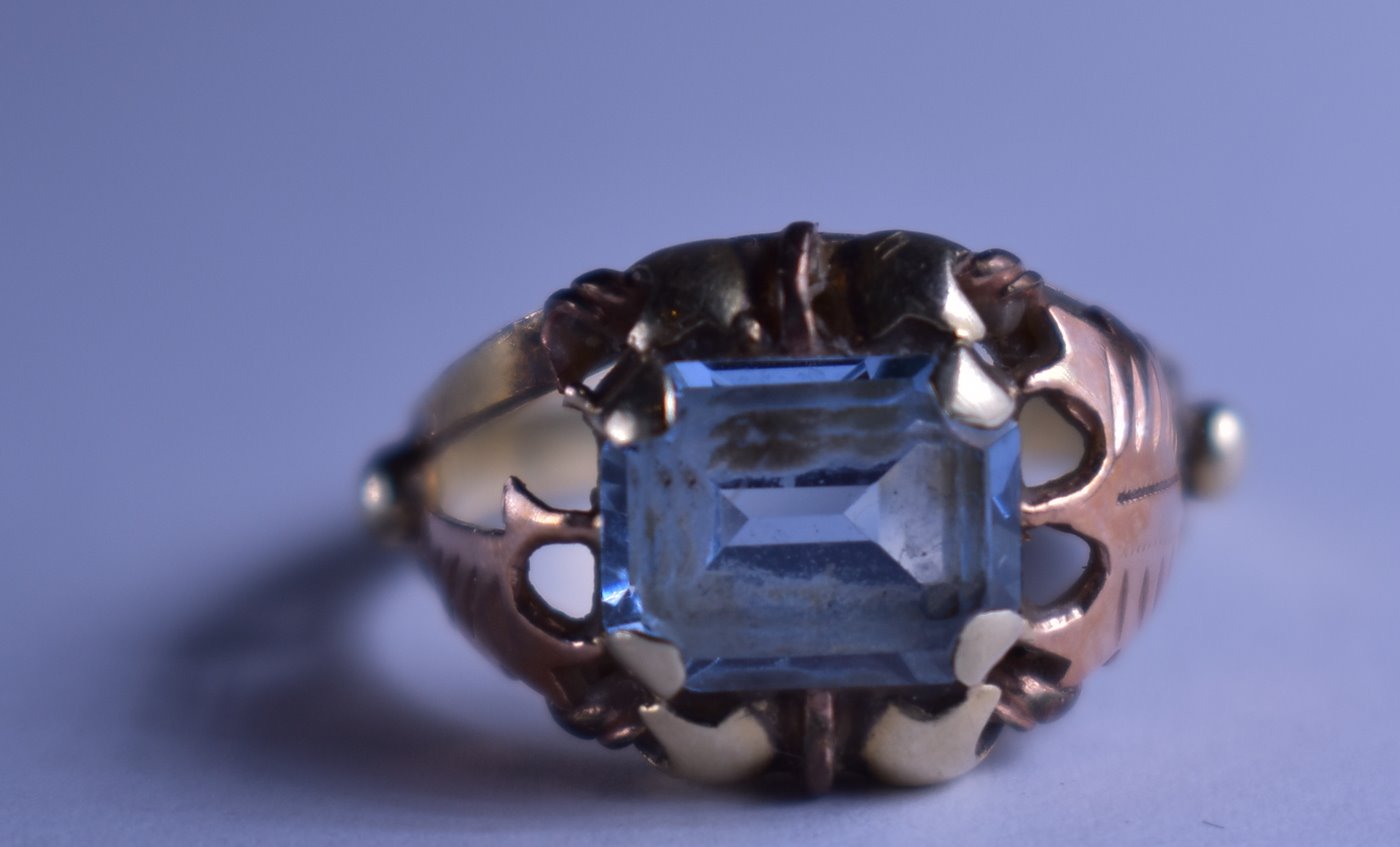 . - Prsten se syntetickým akvamarínem, zlato 585/1000, značeno platnou puncovní značkou Z-36, hrubá hmotnost 3,50 g