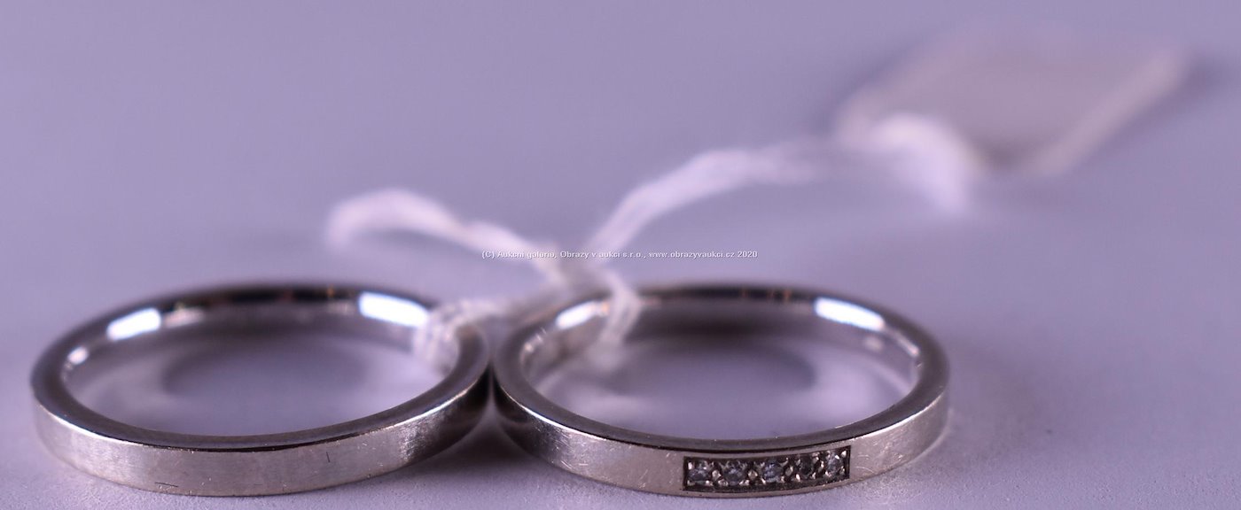 .. - Dva snubní prsteny, bílé zlato, 585/1000, značeno platnou puncovní značkou Z-58, hrubá hmotnost 4,65 g, dámský osazen drobnými brilianty