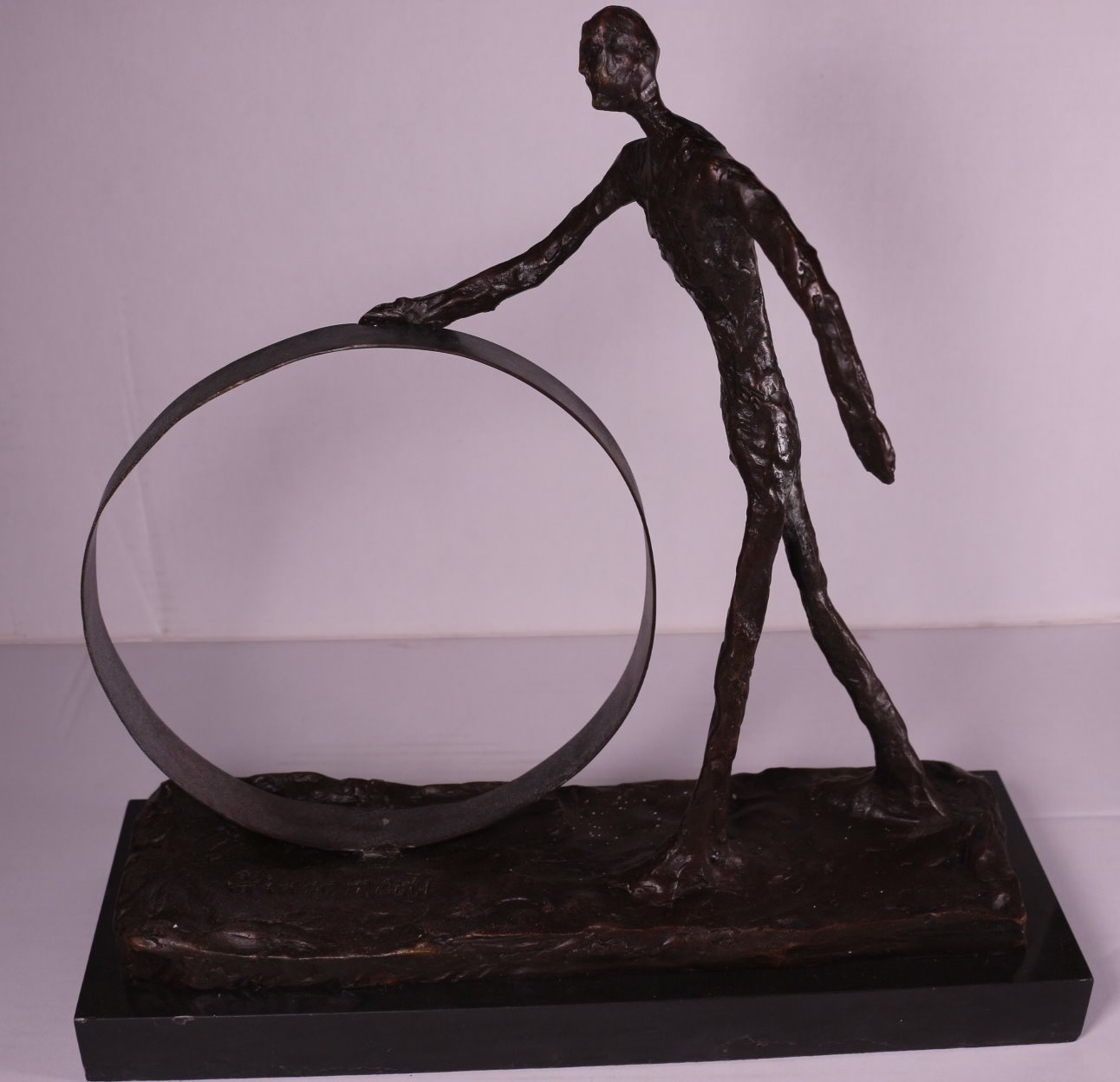 Alberto Giacometti - Kráčející muž s kruhem