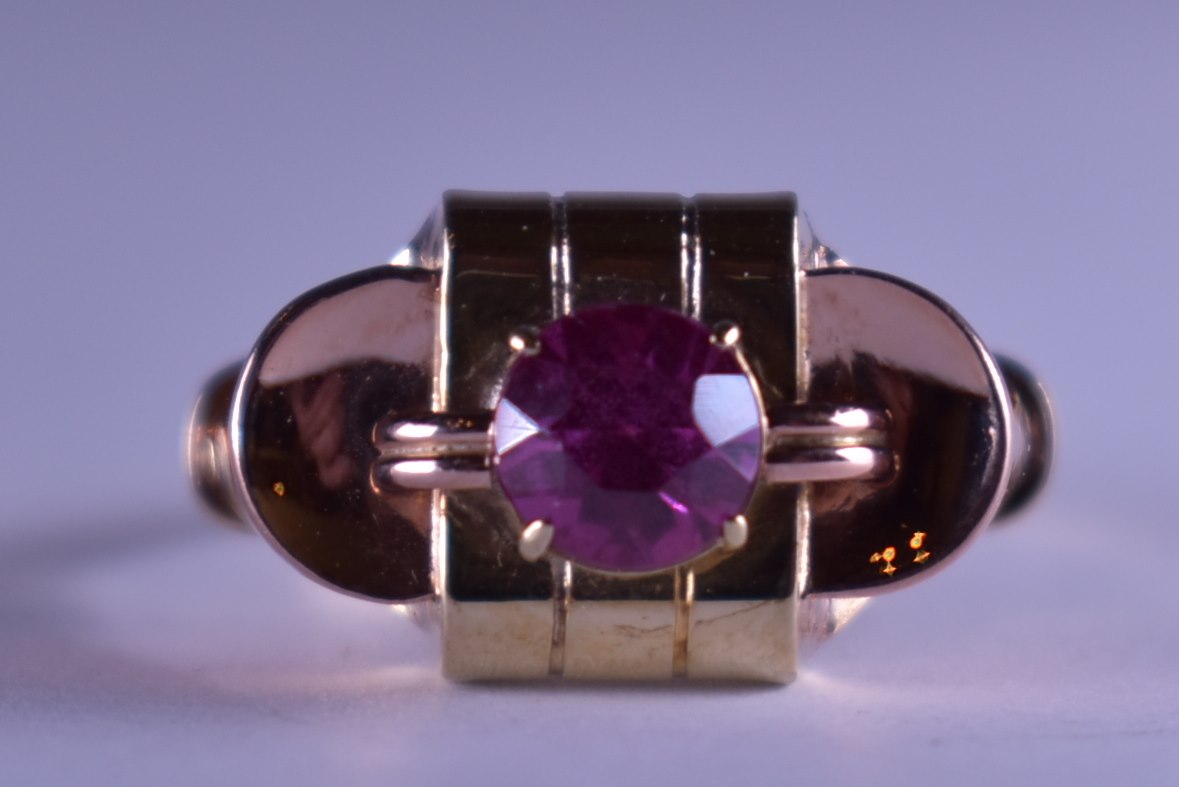 .. - Prsten se syntetickým rubínem, zlato 585/1000, hrubá hmotnost 3,15 g