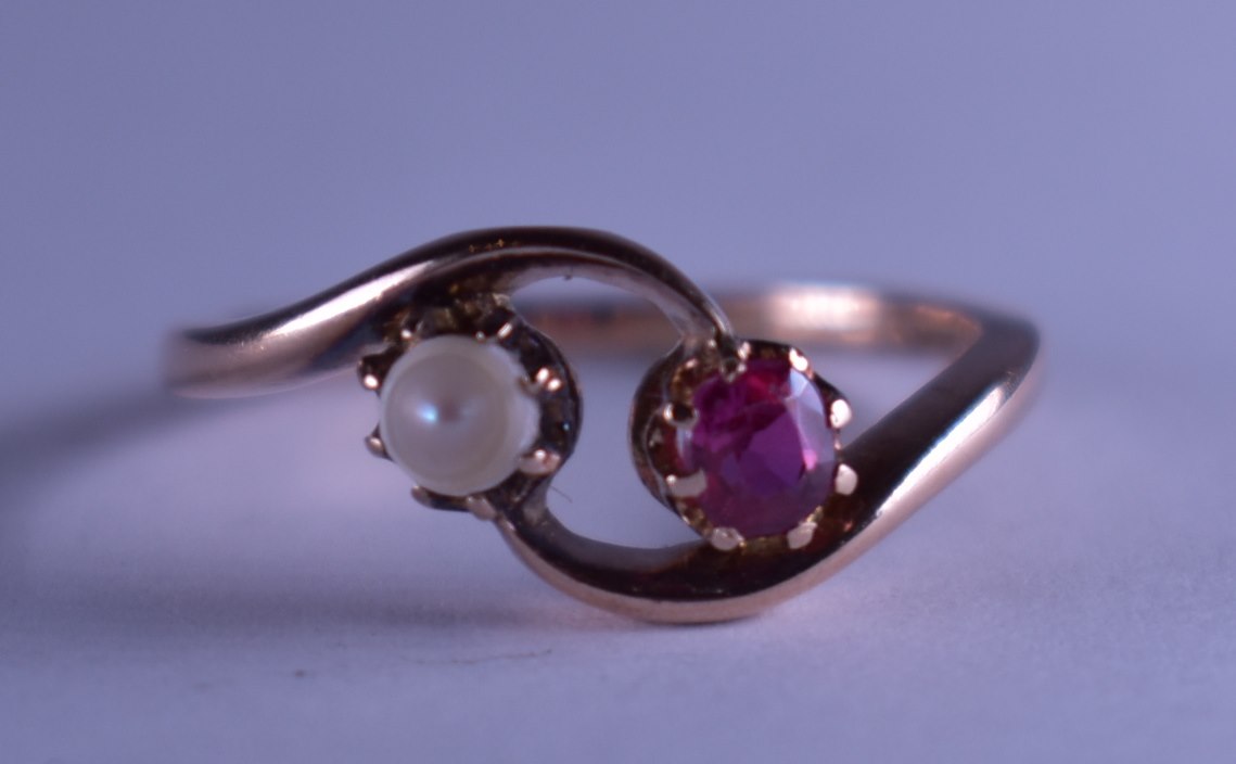 .. - Prsten se syntetickým rubínem a kultivovanou perlou, zlato 585/1000, hrubá hmotnost 2,35 g