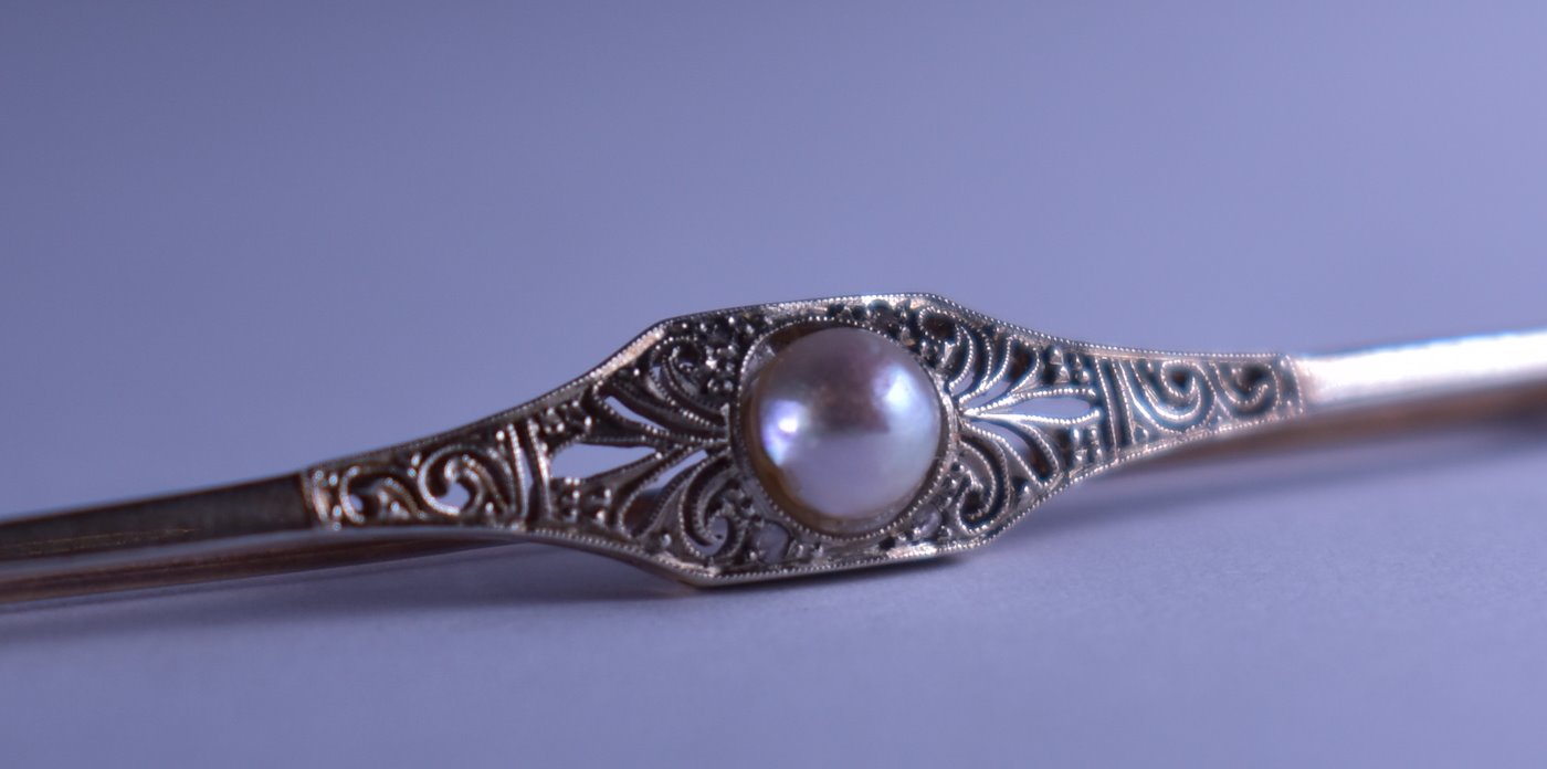 .. - Brož s přírodní perlou, zlato 585/1000, značeno platnou puncovní značkou lyra, hrubá hmotnost 3,05 g