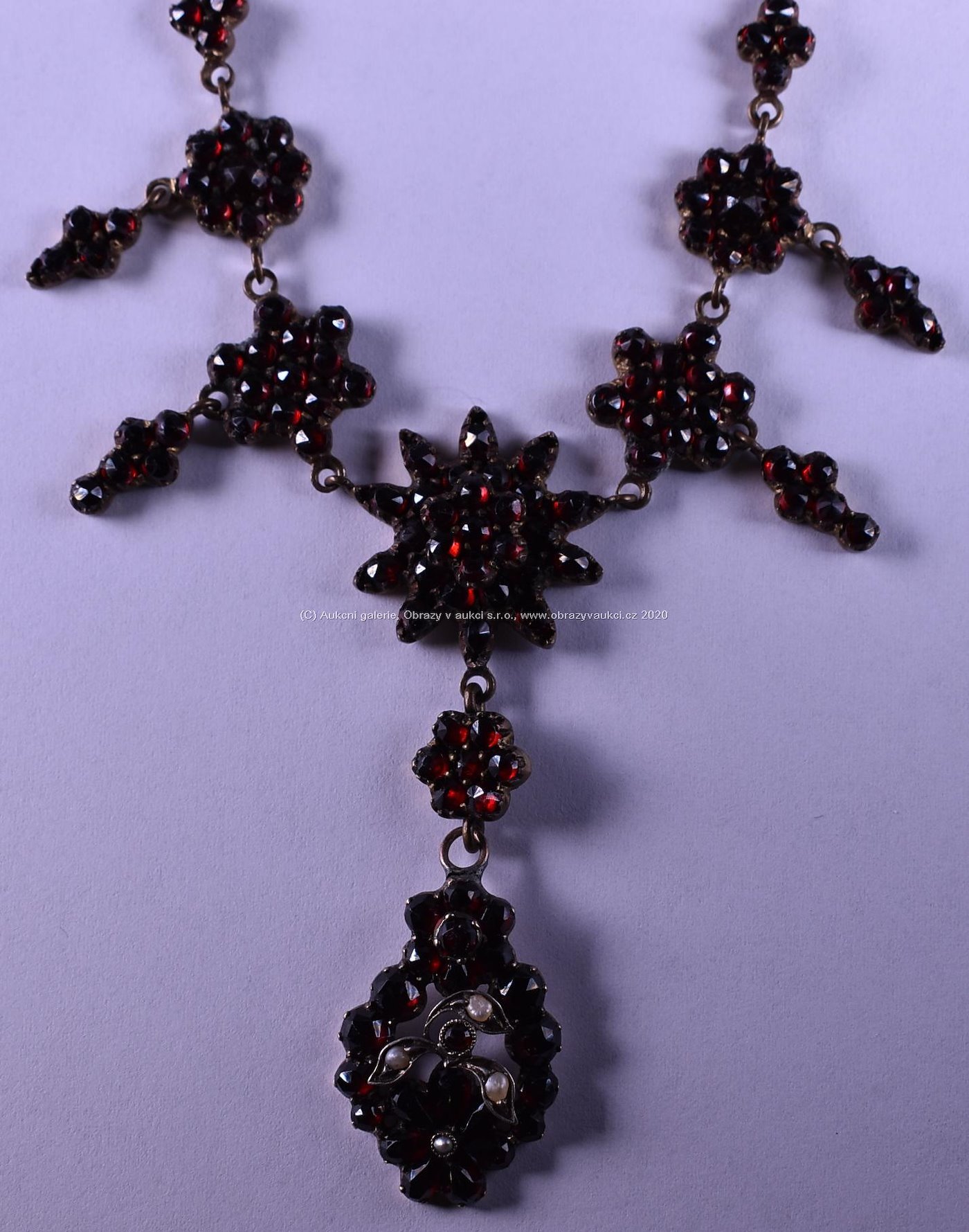 .. - Náhrdelník s českými granáty a říčními perličkami, obecný kov