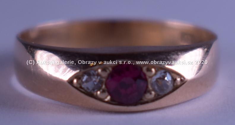.. - Prsten, zlato 585/1000 se safíry a syntetickým rubínem, značeno platnou puncovní značkou č. 4 Au - čejka, hrubá hmotnost 2,00 g