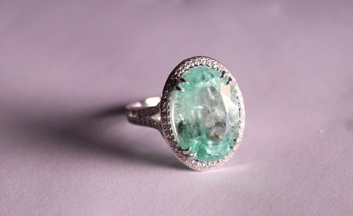.. - Smaragdový prsten, zlato 750/1000, hrubá hmotnost 9,47 g