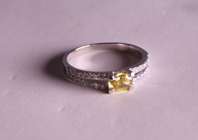 .. - Briliantový prsten, zlato 750/1000, hrubá hmotnost 2,58 g