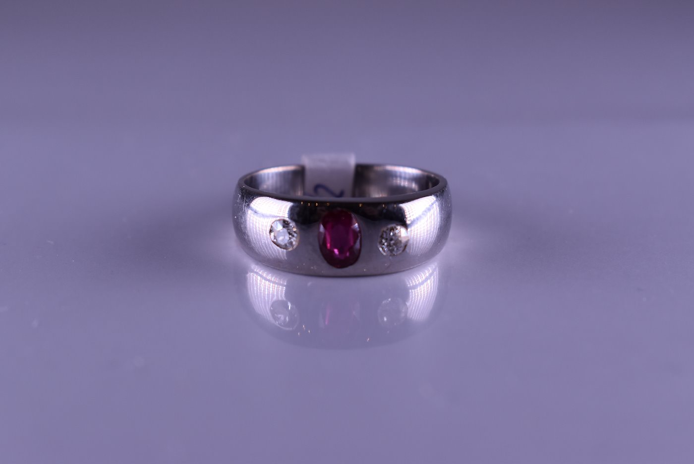 .. - Prsten s brilianty cca 0,10 ct a syntetickými rubíny, zlato 580/1000, značeno platnou puncovní značkou Z-27 liška, hrubá hmotnost 6,15 g