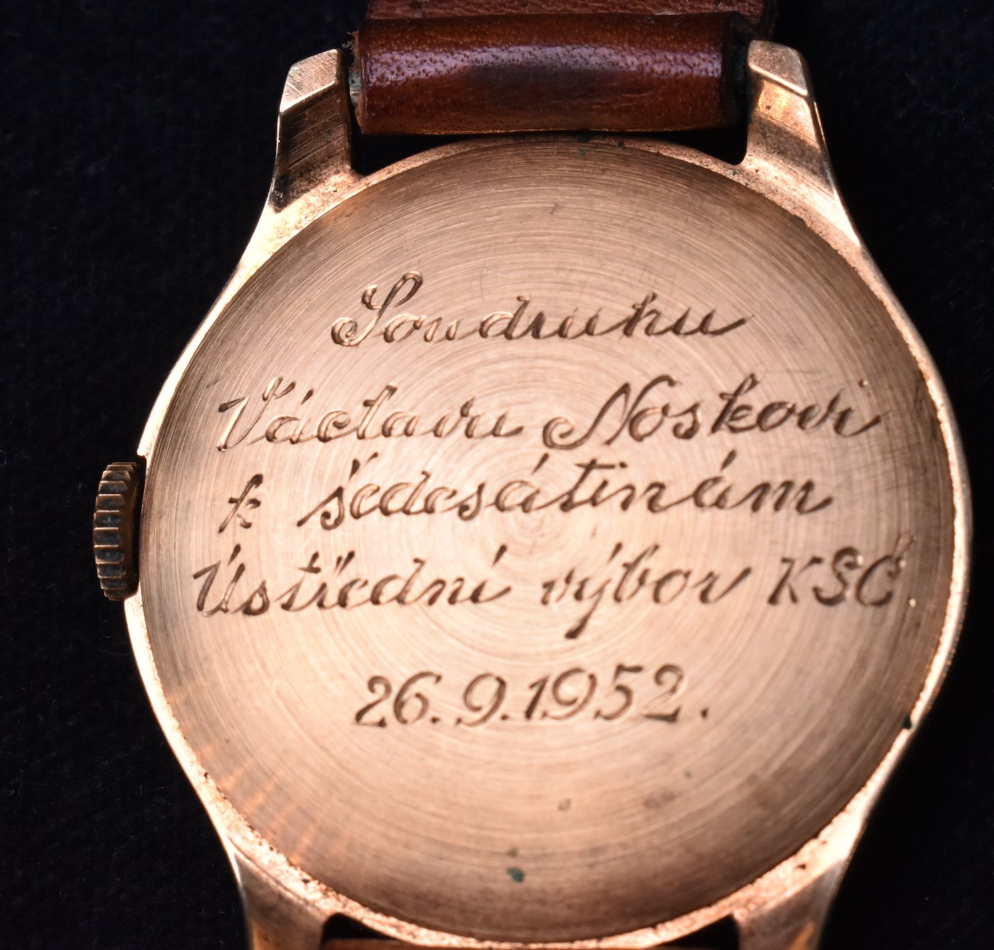 .. - Zlaté hodinky ministra vnitra Václava Noska, zlato 585/1000, značeno platnou puncovní značkou Z-45, čistá hmotnost 6 g