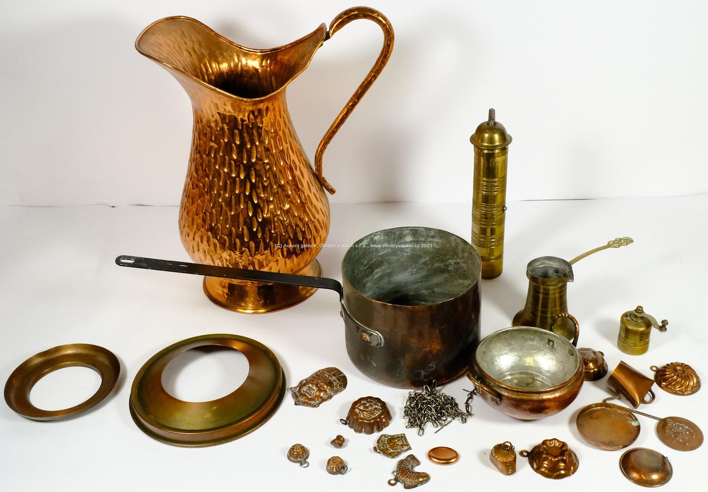 20.století - Soubor 23 měděných a mosaných předmětů a ozdob