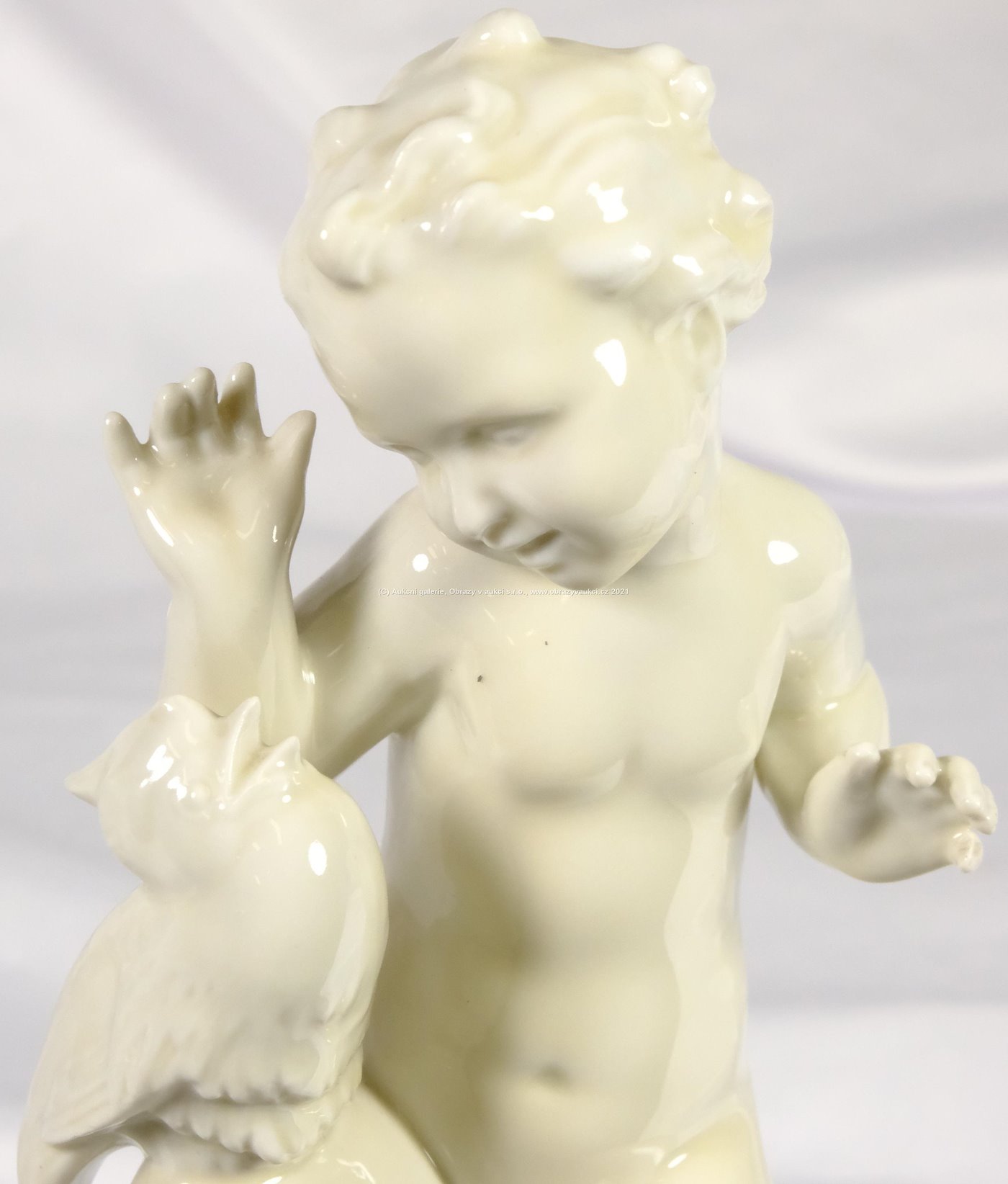 porcelánka Březová (Pirkenhammer) - Dítě s papouškem