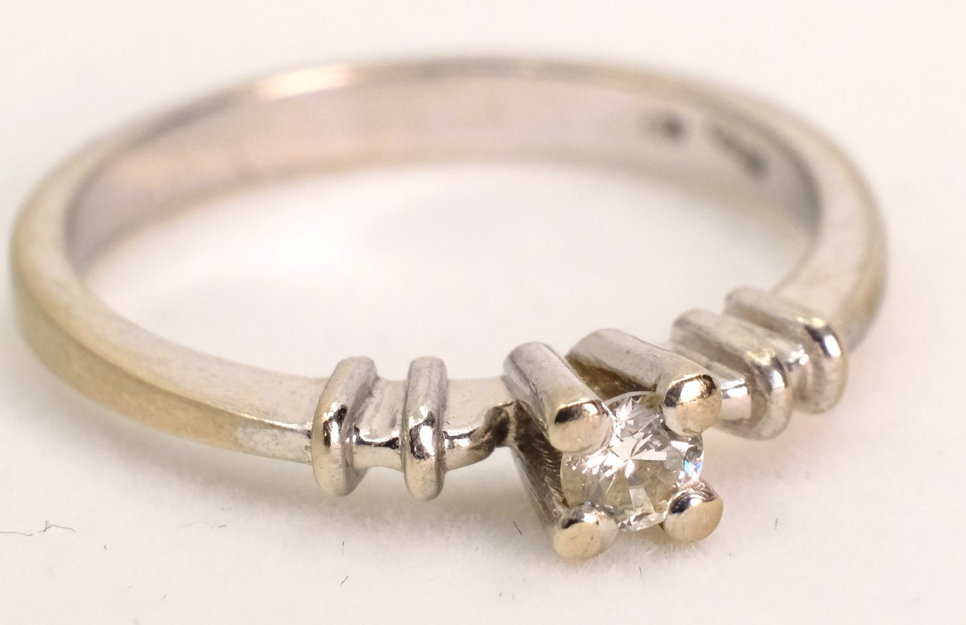 .. - Prsten s diamantem, zlato 585/1000, hrubá hmotnost 2,28 g