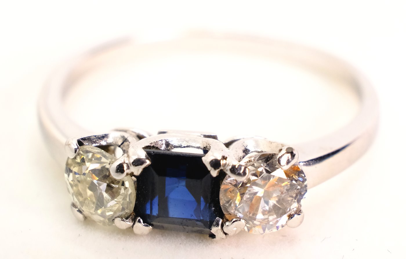 .. - Diamantový prsten se safírem, zlato 750/1000, hrubá hmotnost 4,01 g