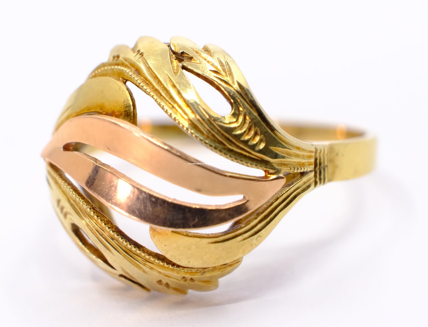 .. - Prsten, zlato 585/1000, značeno platnou puncovní značkou Z-36, hrubá hmotnost 3,40 g
