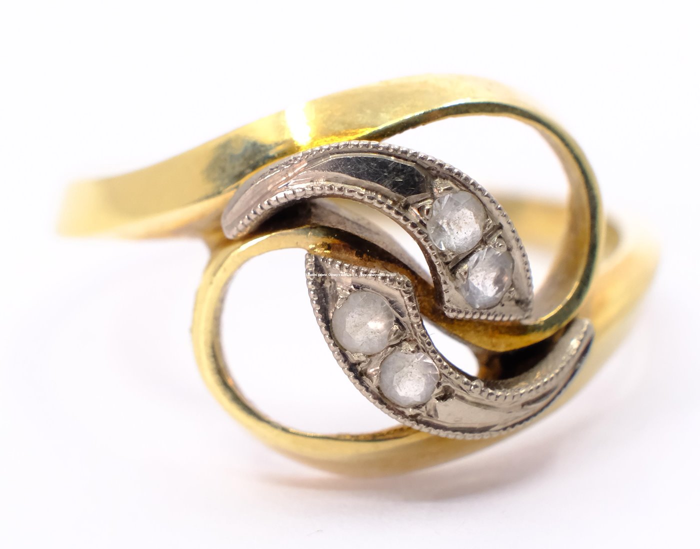 .. - Prsten, zlato 585/1000, značeno platnou puncovní značkou Z-36, hrubá hmotnost 4,27 g