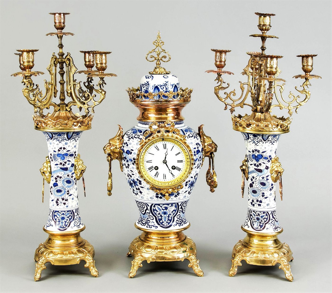 Boch La Louviére Delft 19. století - Třídílná krbová garnitura Vázových porcelánových hodin s francouzkým vřetenovým strojem a dvěma kandelábry pro 5 svící 