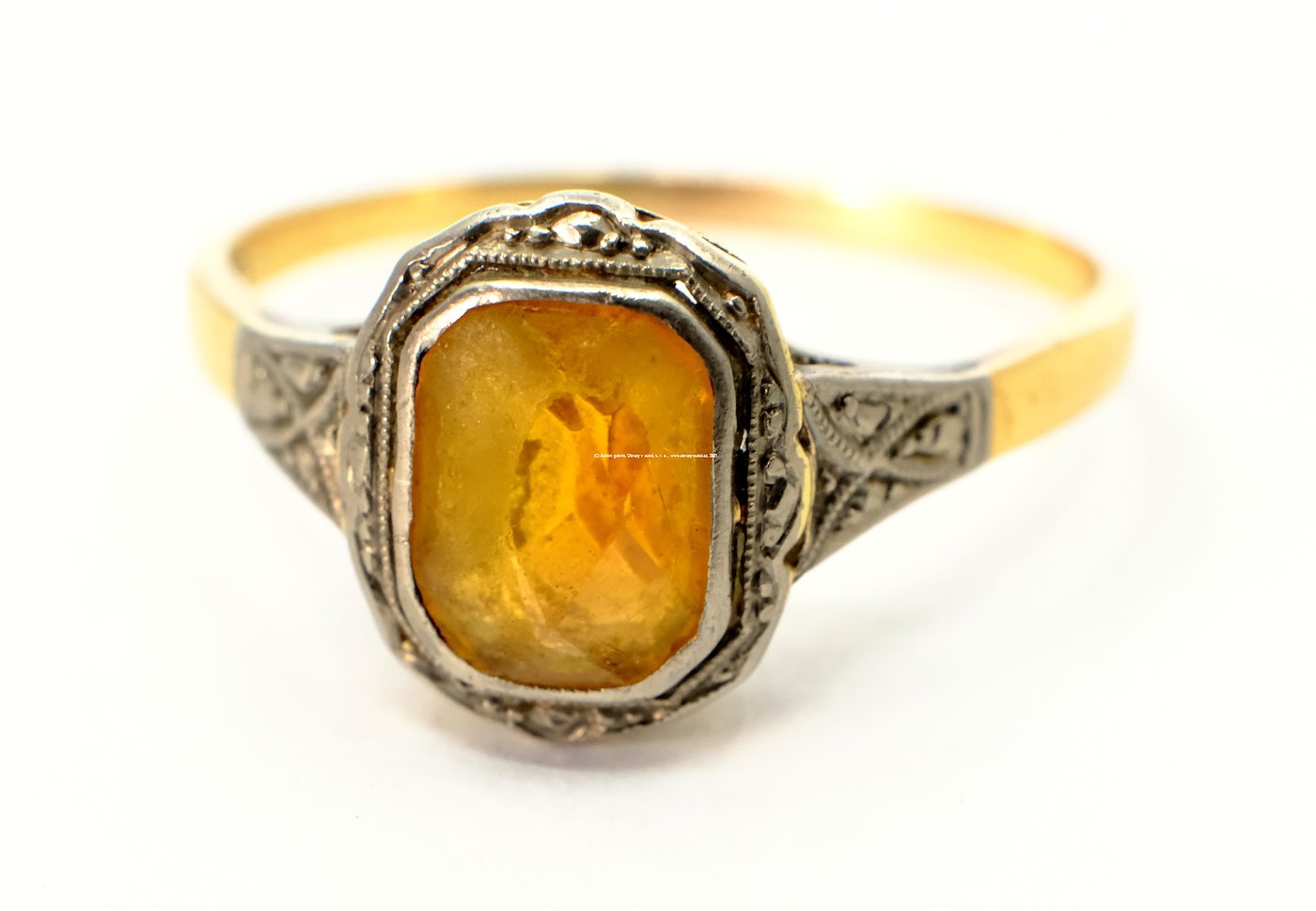 .. - Prsten, zlato 585/1000, značeno platnou puncovní značkou lvíček, hrubá hmotnost 3,30 g
