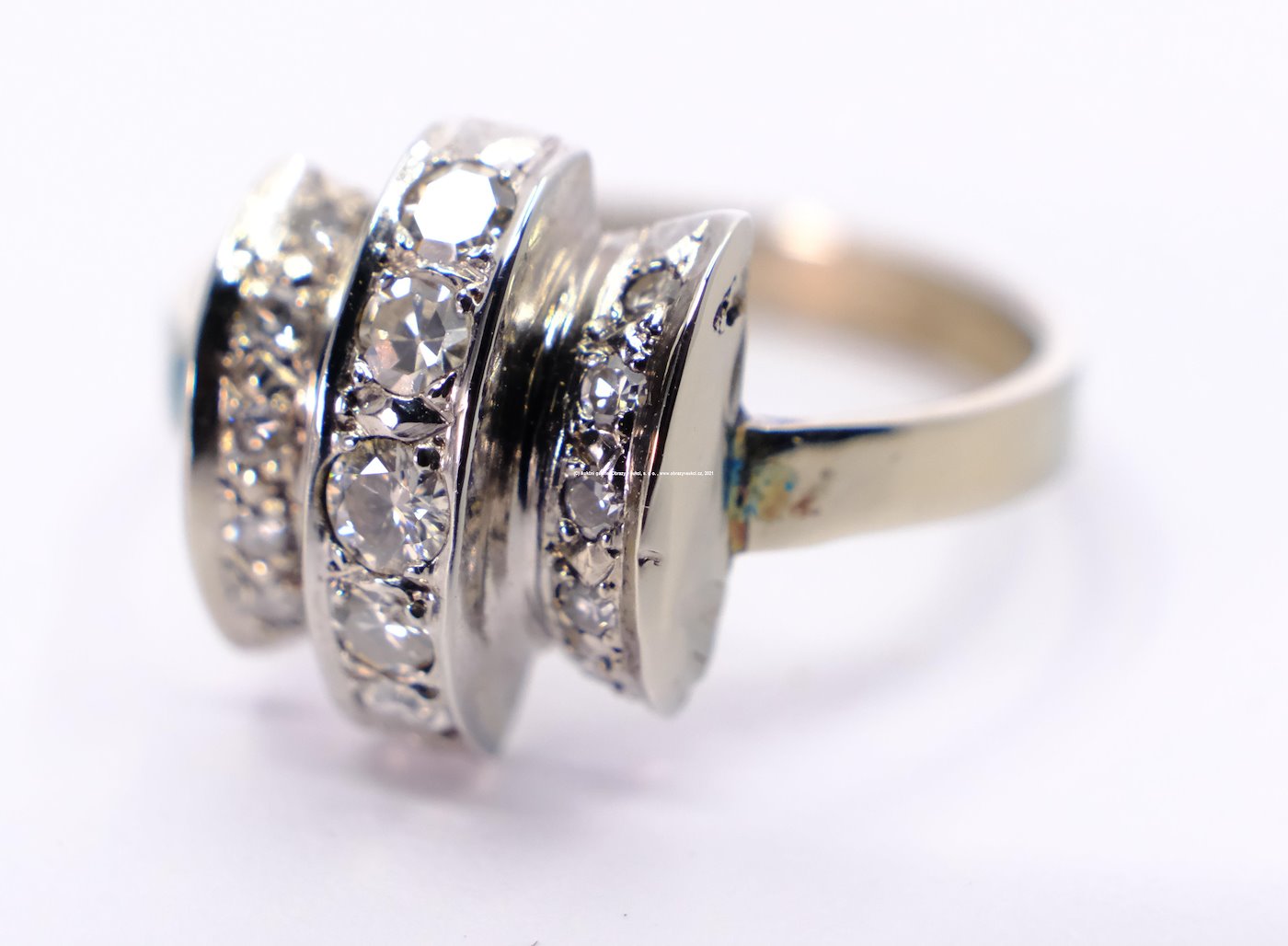 .. - Briliantový prsten, zlato 710/1000 a 375/1000, hrubá hmotnost 2,95 g