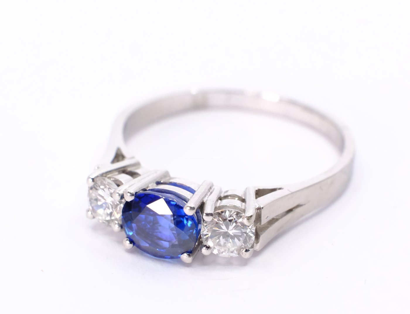 .. - Diamantový prsten se safírem, zlato 750/1000, vel. 55, hrubá hmotnost 3,55 g