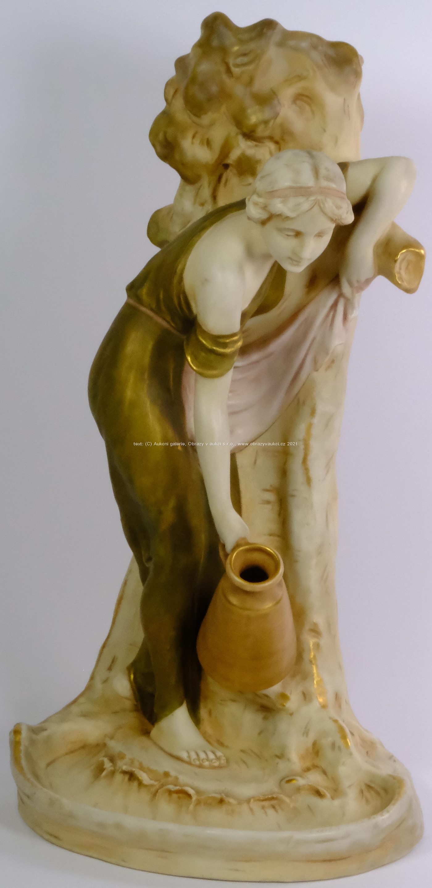 Royal Dux - Figurální váza - Dívka se džbánem u studánky
