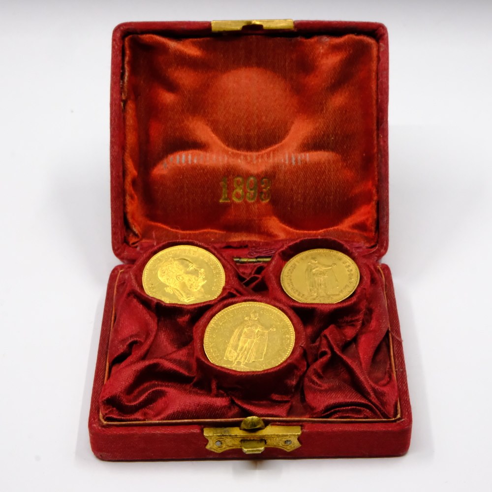 .. -  SADA Rakousko Uhersko v dobové etue 1893 3 zlaté mince 10 a 20 Koruna K.B. A 1 dukát 1893. Zlato 900/1000, hrubá hmotnost mince 3,387 a 6,675g. Zlato 986/1000, hrubá hmotnost 3,491g