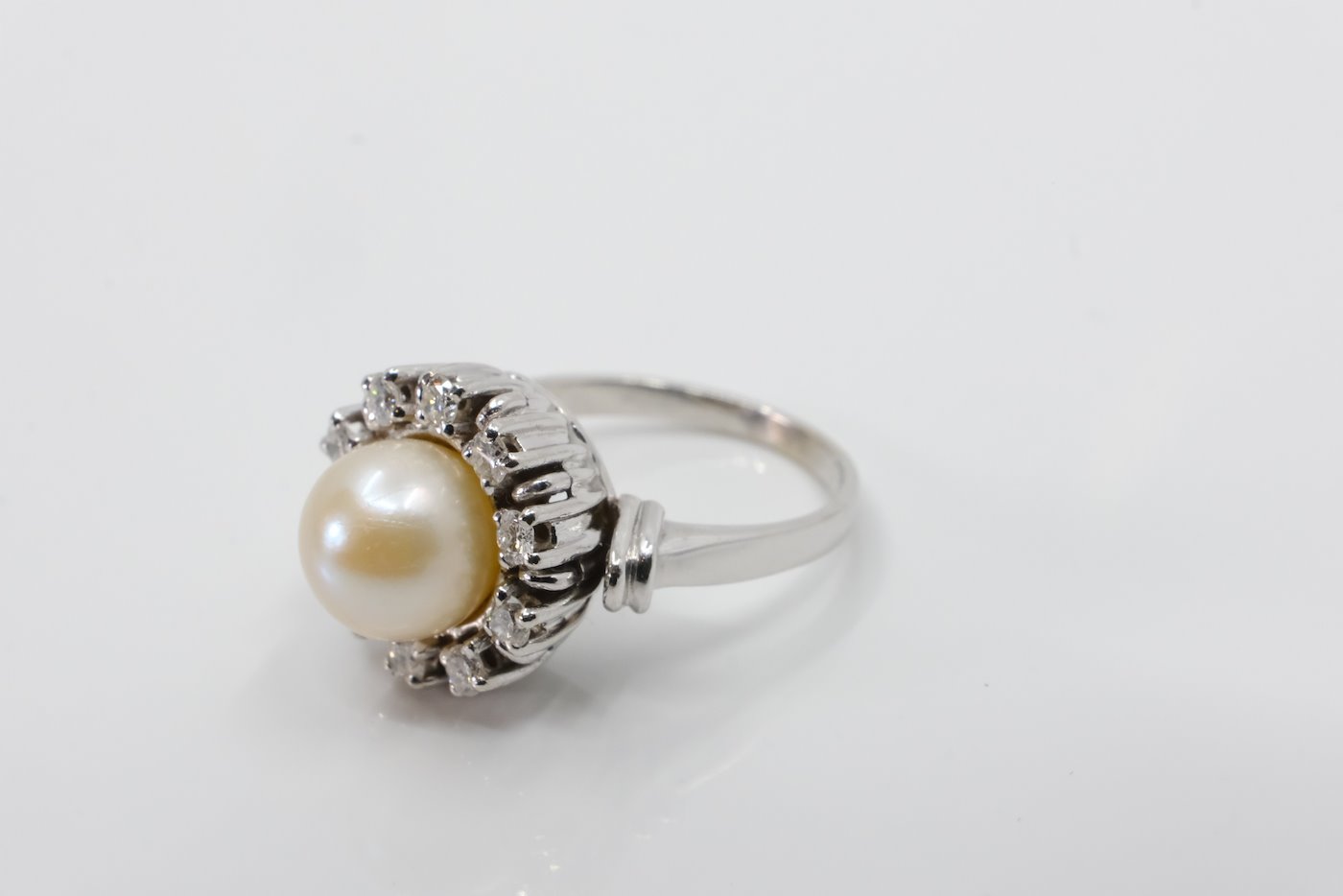 .. - Prsten s diamanty a perlou, zlato 585/1000, hrubá hmotnost 7.35 g