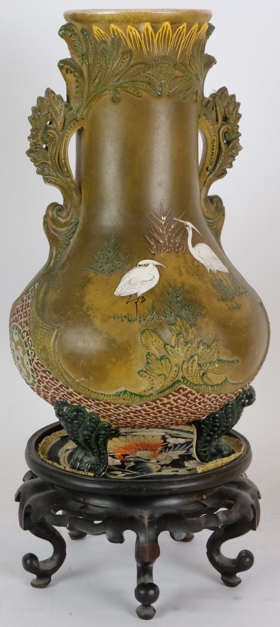 Východní Asie 20. století - Váza s volavkami na dřevěném podstavci