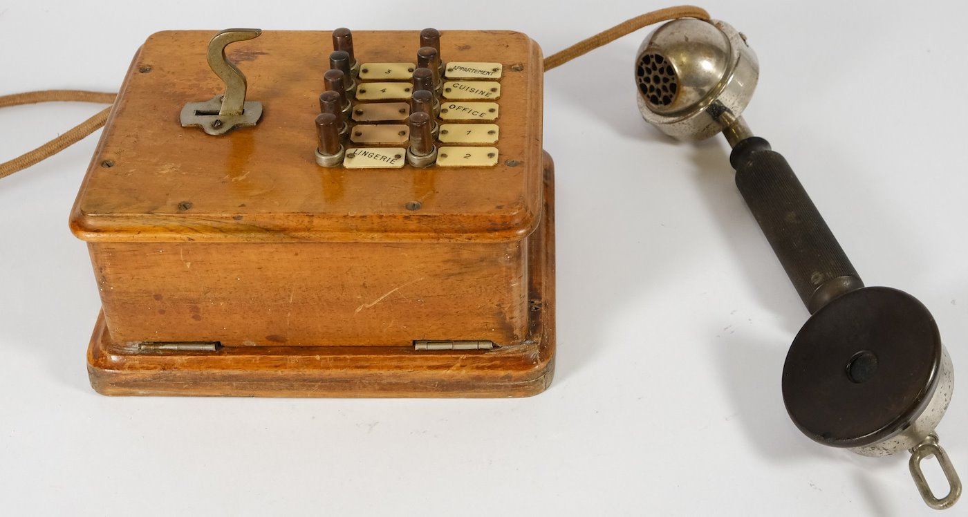 kolem roku 1915 - Starožitný telefon