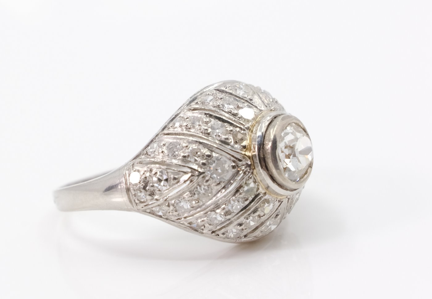 .. - Prsten s diamanty Art Deco, platina 900/1000, hrubá hmotnost 5,80 g