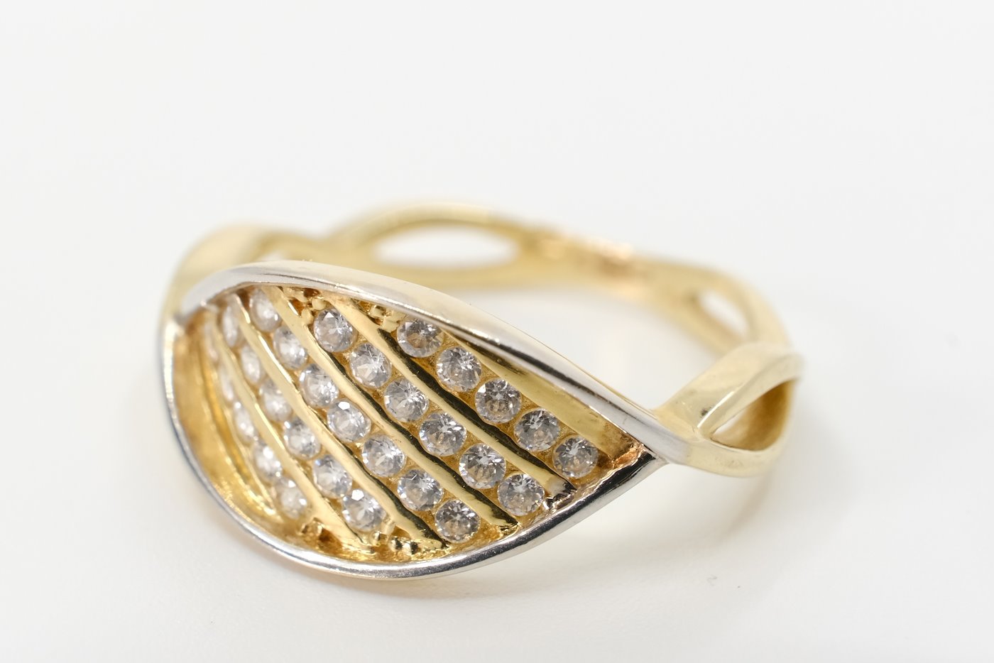 .. - Prsten, zlato 585/1000, značeno platným puncem Z - 58, hrubá hmotnost 3,63 g