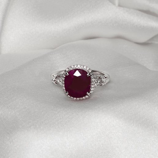 .. - Luxusní prsten osazený rubínem o váze 4,96 ct a diamanty 0,22 ct, zlato 585/1000, hrubá hmotnost 3,95 g