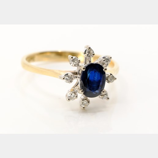 .. - Prsten s diamanty a safírem, zlato 585/1000, hrubá hmotnost 2,30 g