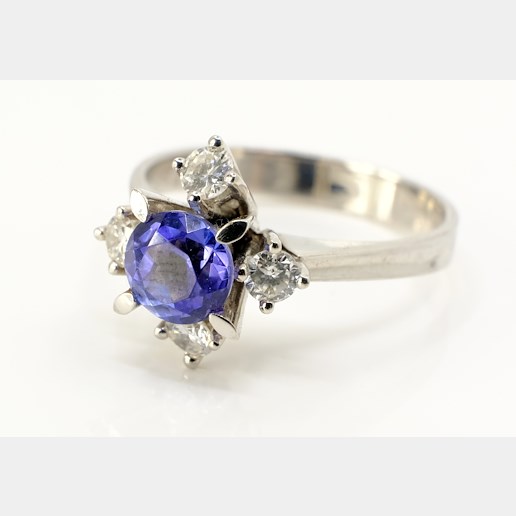 .. - Prsten s diamanty a s fialovým turmalínem, zlato 585/1000, hrubá hmotnost 3,35 g