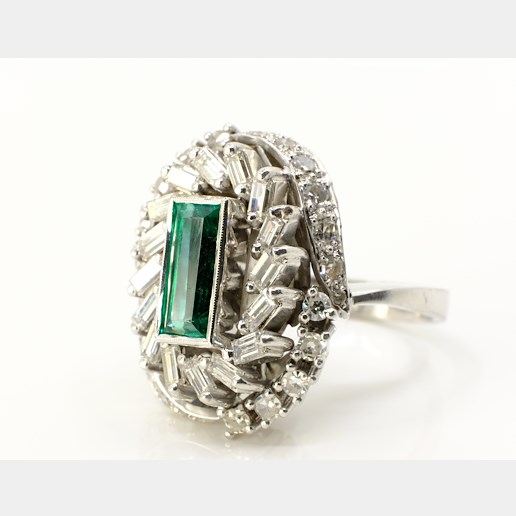 .. - Prsten s diamanty a turmalínem syté zelené barvy, zlato 333/1000, hrubá hmotnost 9,20 g