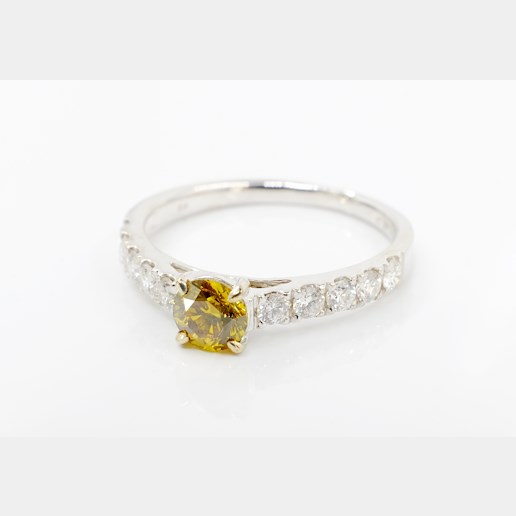 .. - Prsten s brilianty, zlato 750/1000, hrubá hmotnost 2,28 g.