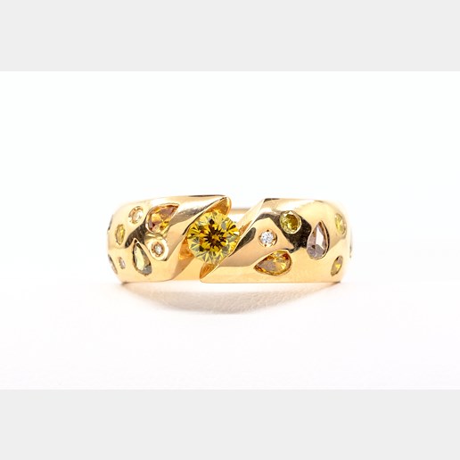 .. - Růžovozlatý prsten osázený přírodními barevnými diamanty, zlato 585/1000, hrubá hmotnost 10,80g