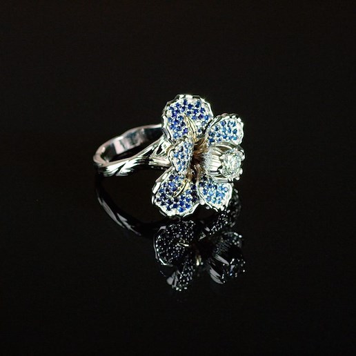 Anton Schwartz - Uniqve picse prsten IRIS osazený centrálním diamantem 0,46 ct E, SI1, certifikát GIA 2227093351 a 151 ks safíry 1,46 ct, zlato 585/1000, hrubá hmotnost 12 g
