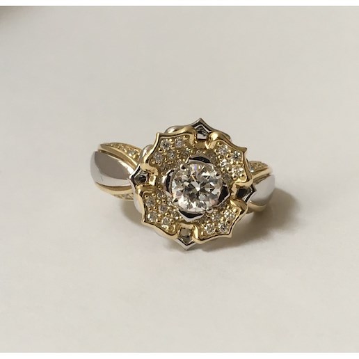 Anton Schwartz - Uniqve picse prsten EASTERN ROSE osazený centrálním diamantem 0,46 ct E, SI1, certifikát GIA 2216700029 a diamanty o celkové váze 0,47 ct, zlato 585/1000, hrubá hmotnost 4,9 g