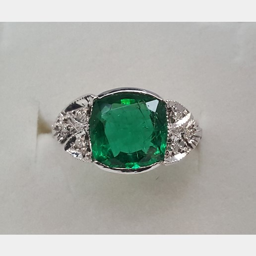 .. - Luxusní prsten s 3,00 ct Smaragdem a 0,12 ct Diamanty, zlato 585/1000, hrubá hmotnost 3,20 g.