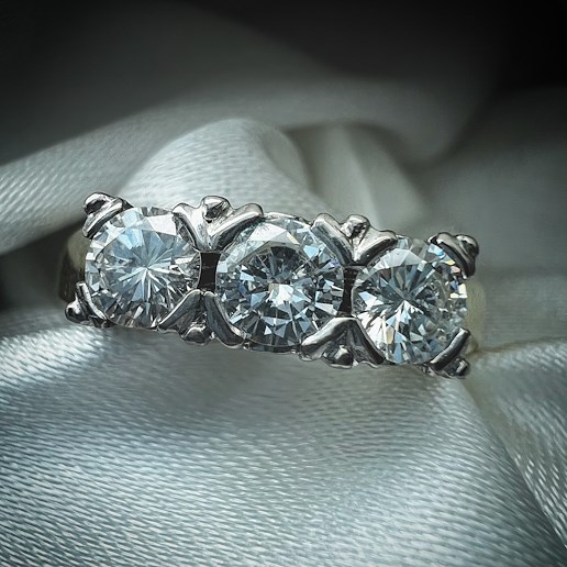 .. - Prsten Trilogy s diamanty, zlato 585/1000, hrubá hmotnost 3,90g.