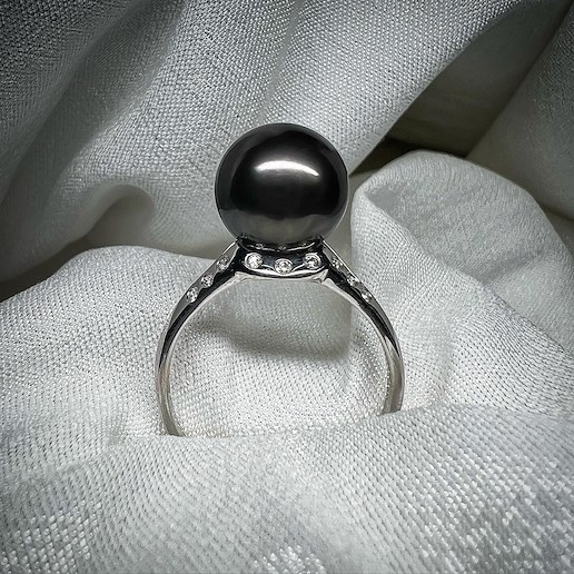 .. - Luxusní prsten s Tahitskou perlou a diamanty, zlato 585/1000, hrubá hmotnost 3,25g.